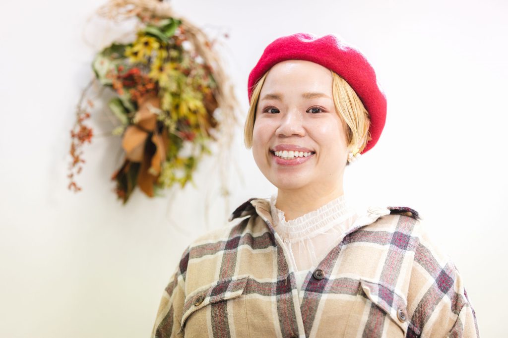 赤いベレー帽の店主マイ